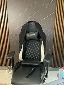 Snapshot of KellyBrooklyn_ chatting on 10.28.25 KellyBrooklyn  online show from 10.28.25