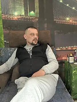 Snapshot of DanielOhCool chatting on 03.18.25 DanielOhCool online show from 03.18.25