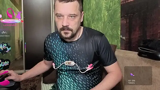 Snapshot of DanielOhCool chatting on 10.14.25 DanielOhCool online show from 10.14.25