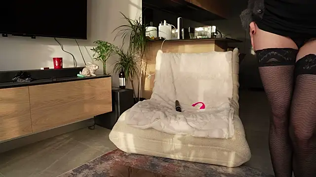 Snapshot of ibiddi chatting on 11.27.25 ibiddi online show from 11.27.25