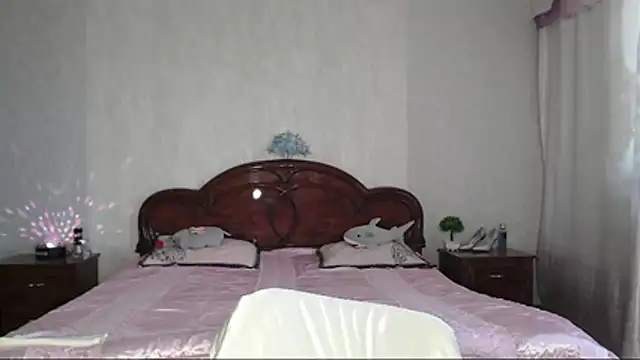 Snapshot of Batari chatting on 06.17.26 Batari online show from 06.17.26