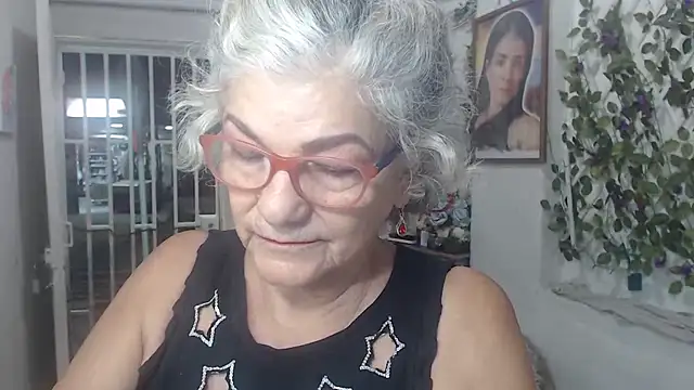 Snapshot of FunnyGrandma chatting on 10.19.25 FunnyGrandma online show from 10.19.25