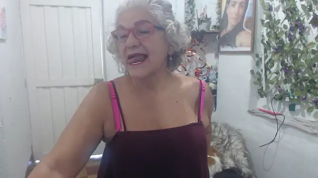 Snapshot of FunnyGrandma chatting on 10.19.25 FunnyGrandma online show from 10.19.25