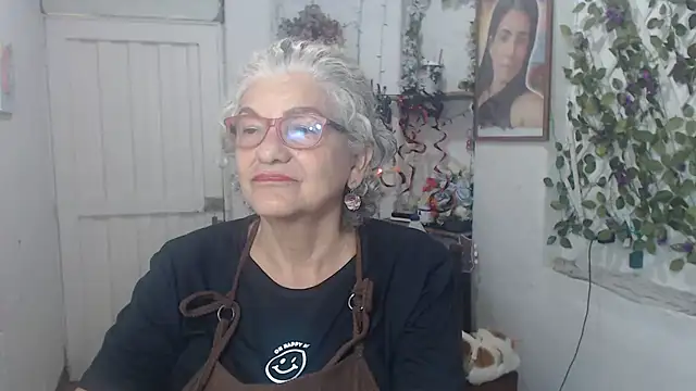 Snapshot of FunnyGrandma chatting on 10.28.25 FunnyGrandma online show from 10.28.25