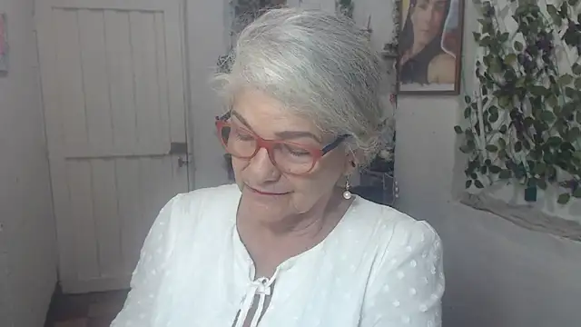 Snapshot of FunnyGrandma chatting on 10.29.25 FunnyGrandma online show from 10.29.25