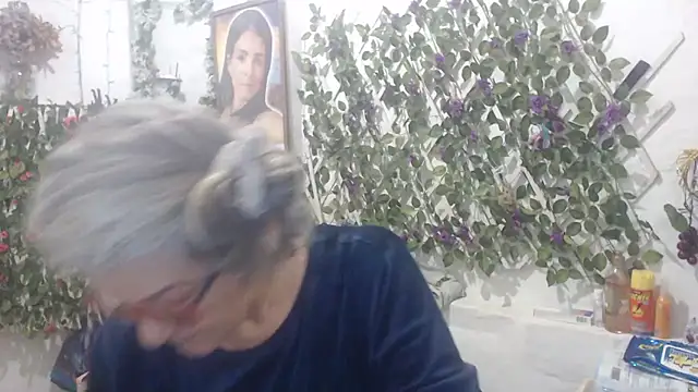 Snapshot of FunnyGrandma chatting on 11.01.25 FunnyGrandma online show from 11.01.25