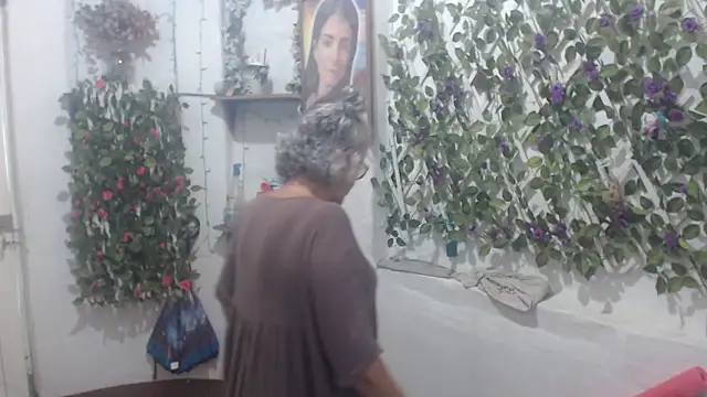 Snapshot of FunnyGrandma chatting on 11.10.25 FunnyGrandma online show from 11.10.25