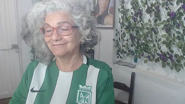 Snapshot of FunnyGrandma chatting on 11.14.25 FunnyGrandma online show from 11.14.25