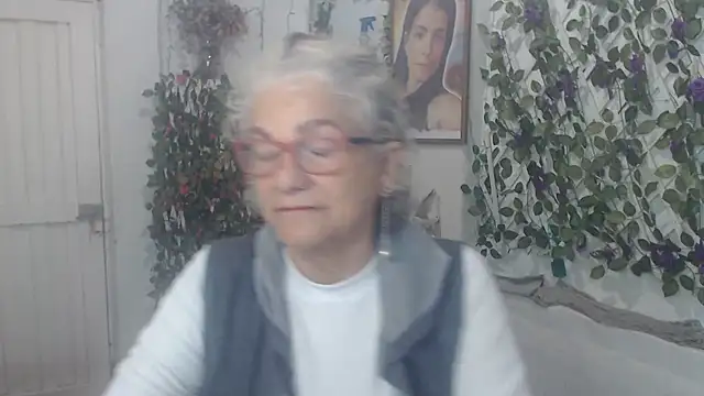 Snapshot of FunnyGrandma chatting on 11.16.25 FunnyGrandma online show from 11.16.25