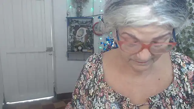 Snapshot of FunnyGrandma chatting on 12.16.25 FunnyGrandma online show from 12.16.25
