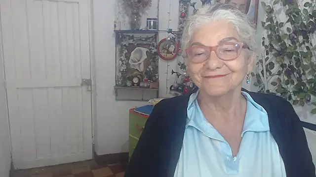 Snapshot of FunnyGrandma chatting on 12.23.25 FunnyGrandma online show from 12.23.25