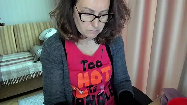 Snapshot of lauraoven chatting on 05.14.26 lauraoven online show from 05.14.26