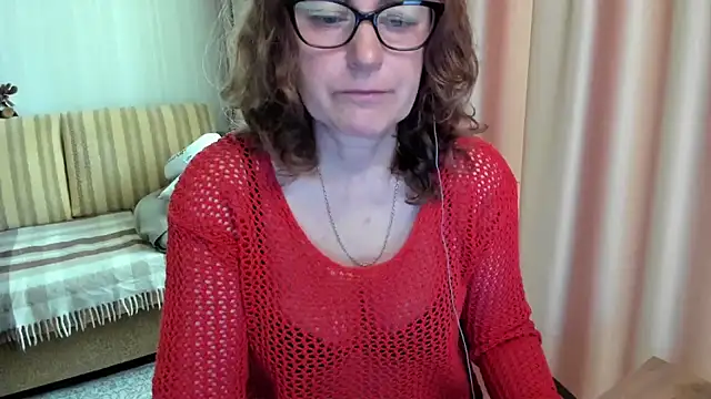 Snapshot of lauraoven chatting on 06.05.26 lauraoven online show from 06.05.26