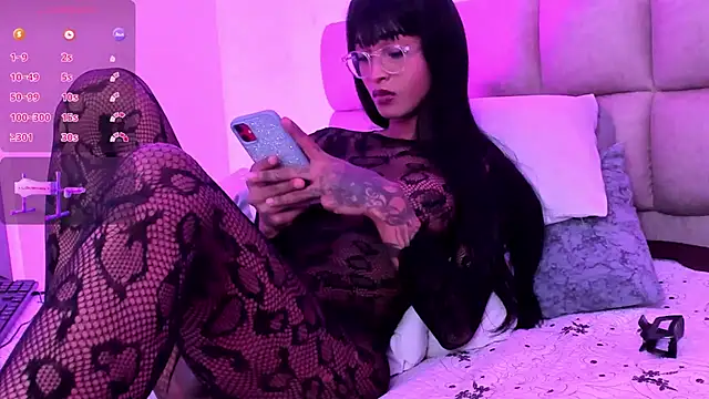 Snapshot of TracySugar chatting on 11.08.25 TracySugar online show from 11.08.25