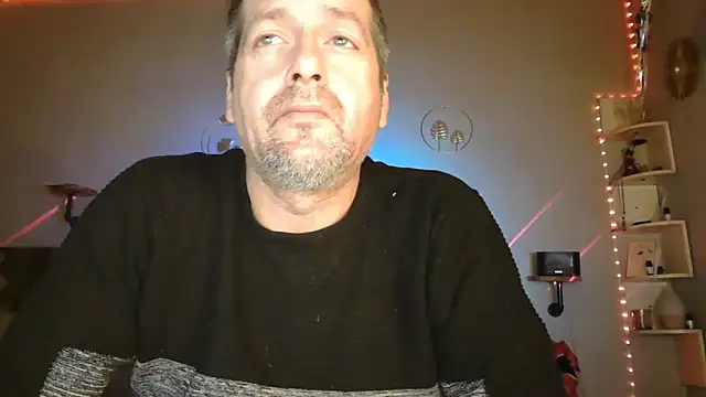 Snapshot of matrikes1 chatting on 11.22.25 matrikes1 online show from 11.22.25