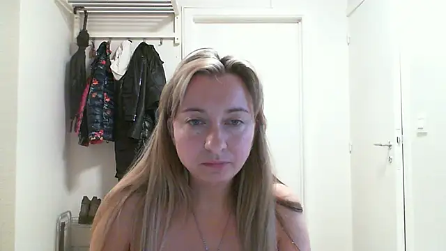 Snapshot of SusanCurt chatting on 10.10.25 SusanCurt online show from 10.10.25