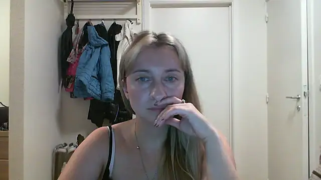 Snapshot of SusanCurt chatting on 10.11.25 SusanCurt online show from 10.11.25