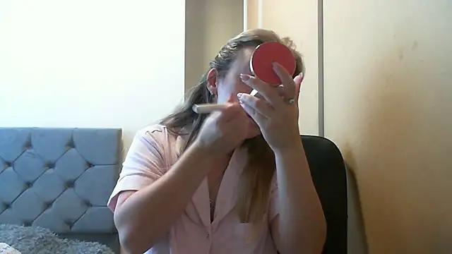 Snapshot of SusanCurt chatting on 10.12.25 SusanCurt online show from 10.12.25