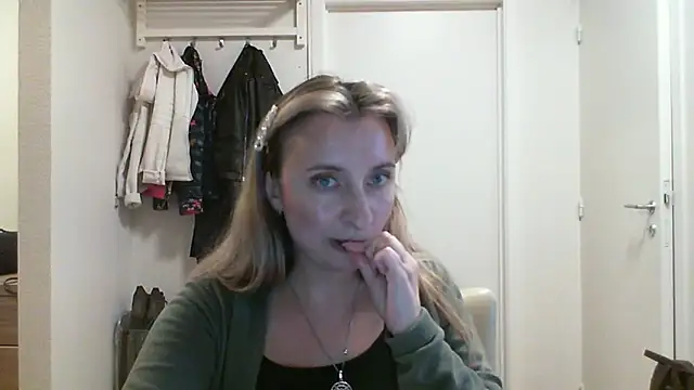 Snapshot of SusanCurt chatting on 10.14.25 SusanCurt online show from 10.14.25