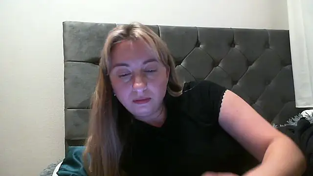 Snapshot of SusanCurt chatting on 10.18.25 SusanCurt online show from 10.18.25