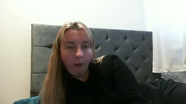 Snapshot of SusanCurt chatting on 10.19.25 SusanCurt online show from 10.19.25