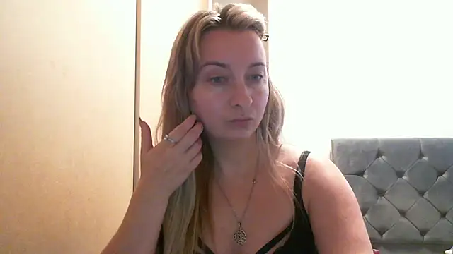 Snapshot of SusanCurt chatting on 10.21.25 SusanCurt online show from 10.21.25