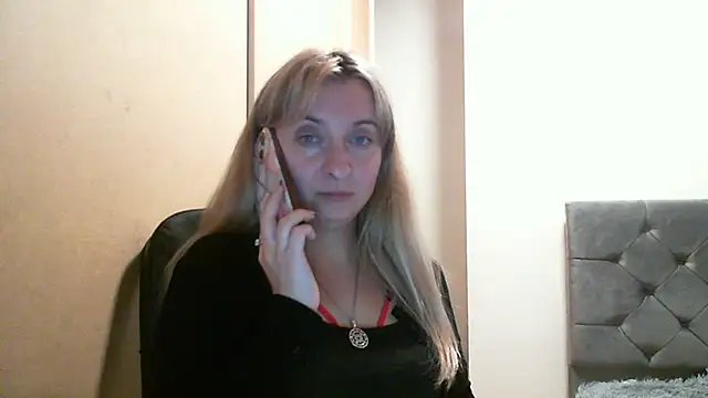 Snapshot of SusanCurt chatting on 10.23.25 SusanCurt online show from 10.23.25