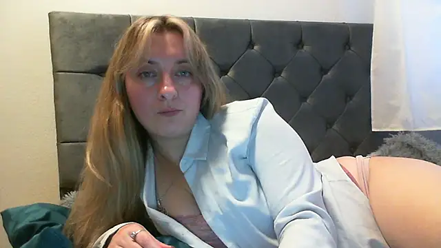 Snapshot of SusanCurt chatting on 10.26.25 SusanCurt online show from 10.26.25