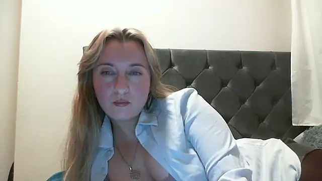 Snapshot of SusanCurt chatting on 10.27.25 SusanCurt online show from 10.27.25