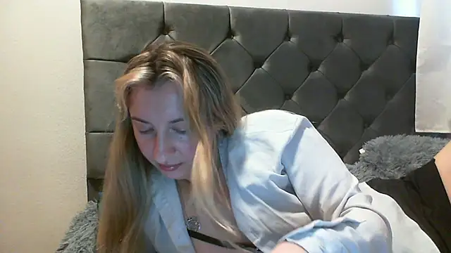 Snapshot of SusanCurt chatting on 10.28.25 SusanCurt online show from 10.28.25