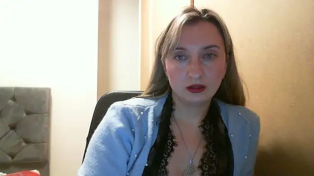 Snapshot of SusanCurt chatting on 11.10.25 SusanCurt online show from 11.10.25