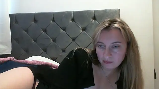 Snapshot of SusanCurt chatting on 11.13.25 SusanCurt online show from 11.13.25