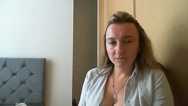 Snapshot of SusanCurt chatting on 11.18.25 SusanCurt online show from 11.18.25