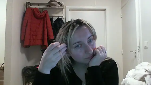 Snapshot of SusanCurt chatting on 12.01.25 SusanCurt online show from 12.01.25