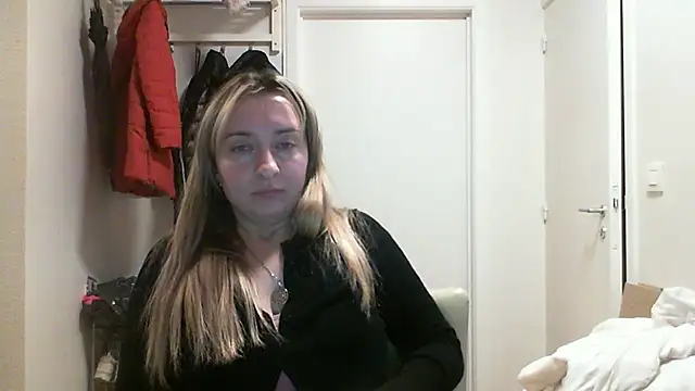 Snapshot of SusanCurt chatting on 12.03.25 SusanCurt online show from 12.03.25