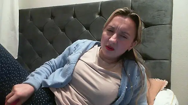 Snapshot of SusanCurt chatting on 12.13.25 SusanCurt online show from 12.13.25