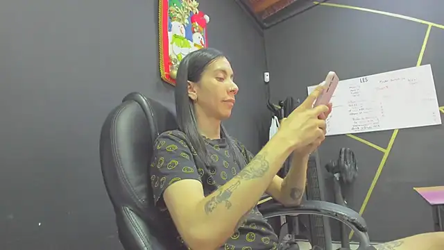 Snapshot of SKINNY_FEMBOY chatting on 12.31.24 SKINNY FEMBOY online show from 12.31.24