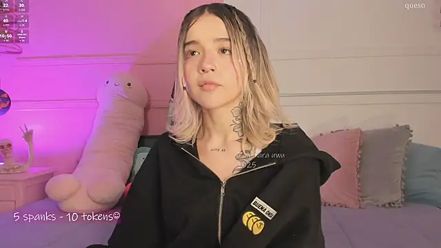 Snapshot of _Tammara_ chatting on 10.11.25 Tammara online show from 10.11.25