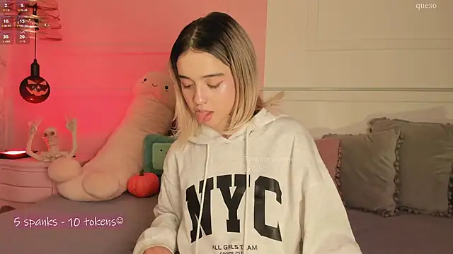 Snapshot of _Tammara_ chatting on 10.16.25 Tammara online show from 10.16.25