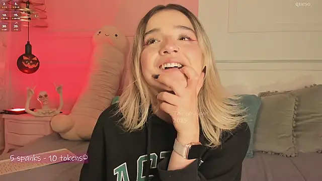 Snapshot of _Tammara_ chatting on 10.20.25 Tammara online show from 10.20.25