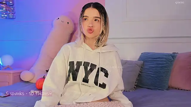 Snapshot of _Tammara_ chatting on 11.12.25 Tammara online show from 11.12.25