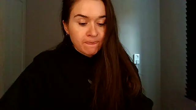 Snapshot of avajade chatting on 10.28.25 avajade online show from 10.28.25