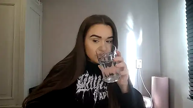 Snapshot of avajade chatting on 11.21.25 avajade online show from 11.21.25