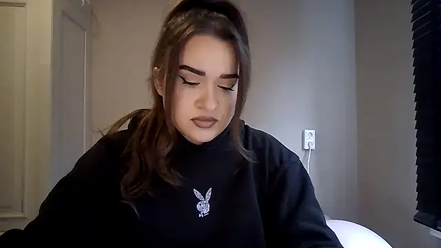 Snapshot of avajade chatting on 11.25.25 avajade online show from 11.25.25