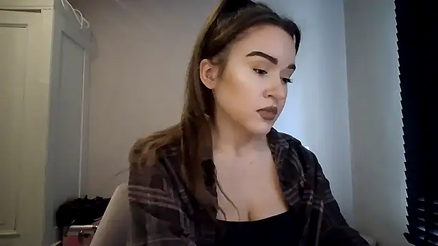 Snapshot of avajade chatting on 12.15.25 avajade online show from 12.15.25