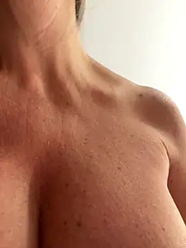 Snapshot of Alimela chatting on 09.13.25 Alimela online show from 09.13.25