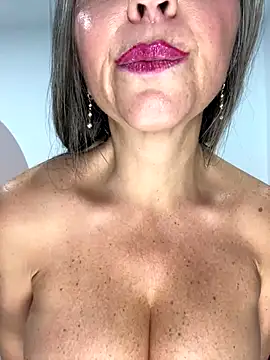 Snapshot of Alimela chatting on 11.14.25 Alimela online show from 11.14.25