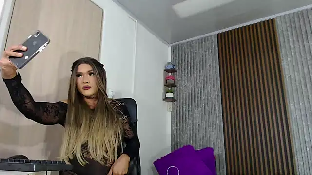 Snapshot of SARA_TS_FOX chatting on 12.18.24 SARA TS FOX online show from 12.18.24