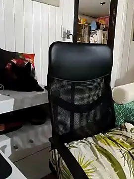 Snapshot of ElfGrey chatting on 02.05.25 ElfGrey online show from 02.05.25