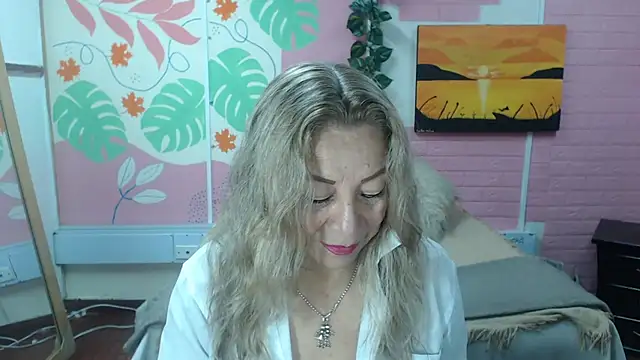 Snapshot of ZAMANTHA chatting on 11.17.25 ZAMANTHA online show from 11.17.25